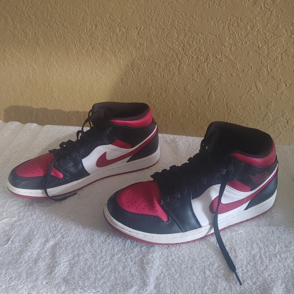 Sneakers - Picture 3 of 7